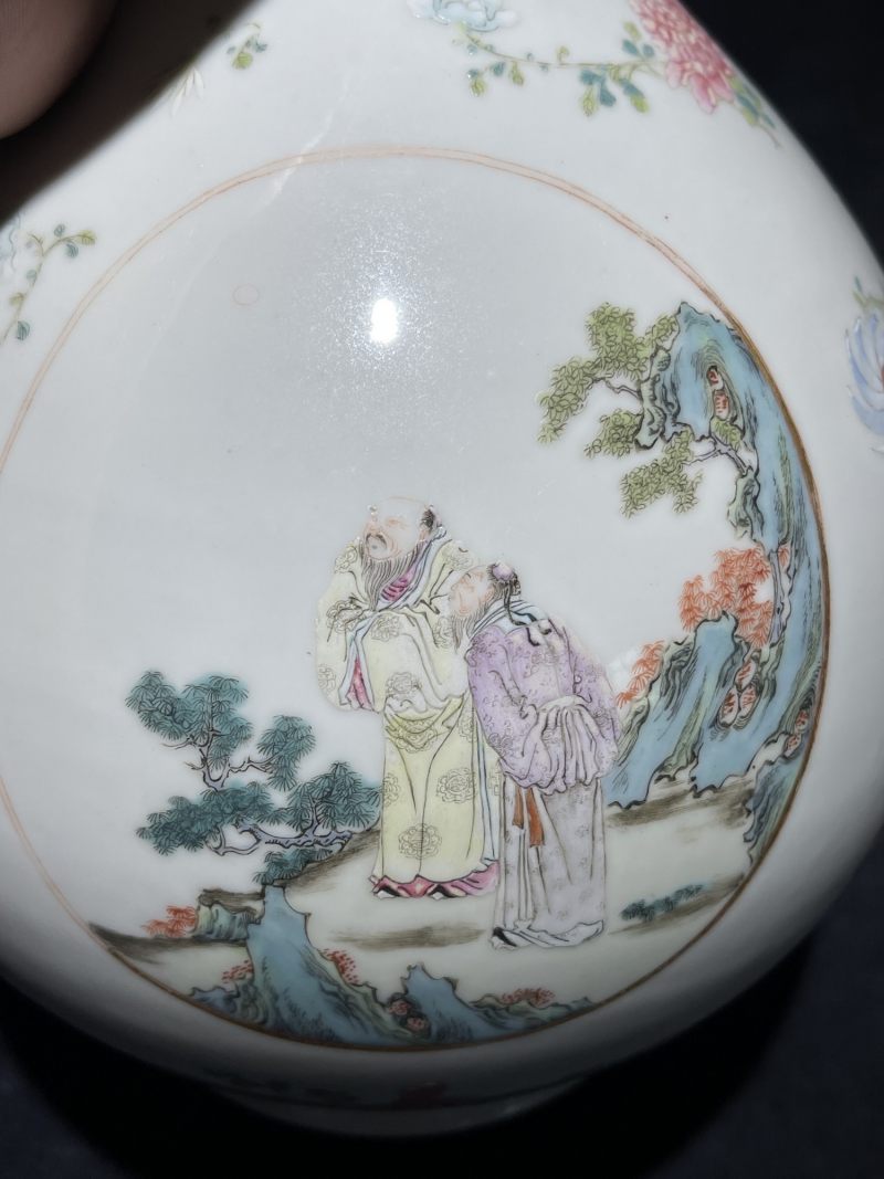民国 粉彩花卉开光人物纹胆瓶 - 图7