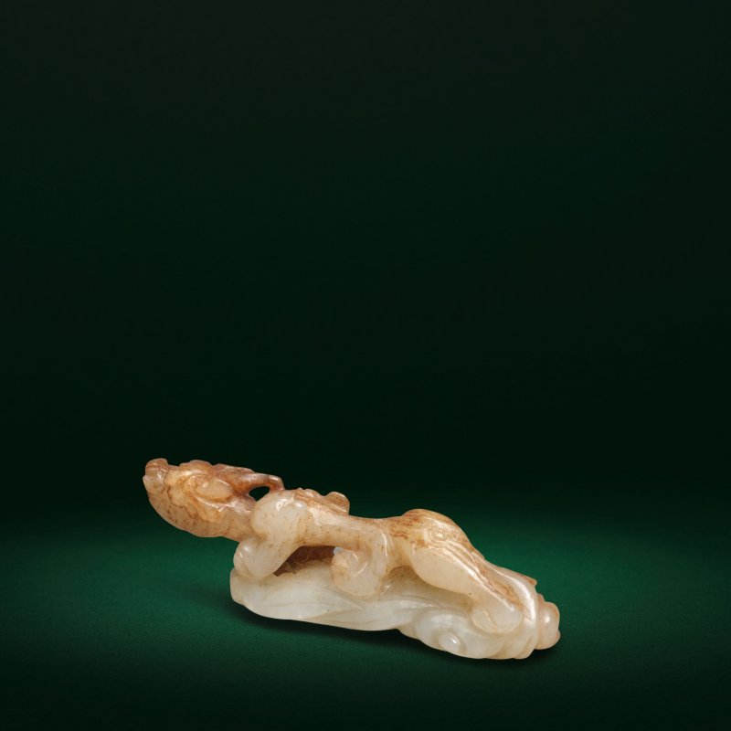 宋/元 玉辟邪 | A RARE PALE GREEN AND RUSSET JADE CARVING OF A BIXIE - 图5