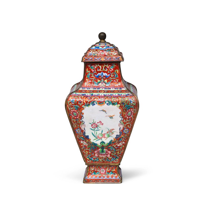 清乾隆 銅胎畫琺琅花卉紋四方蓋罐 | A RARE IMPERIAL-TRIBUTE RUBY-GROUND PAINTED ENAMEL VASE AND COVER, HU - 图3