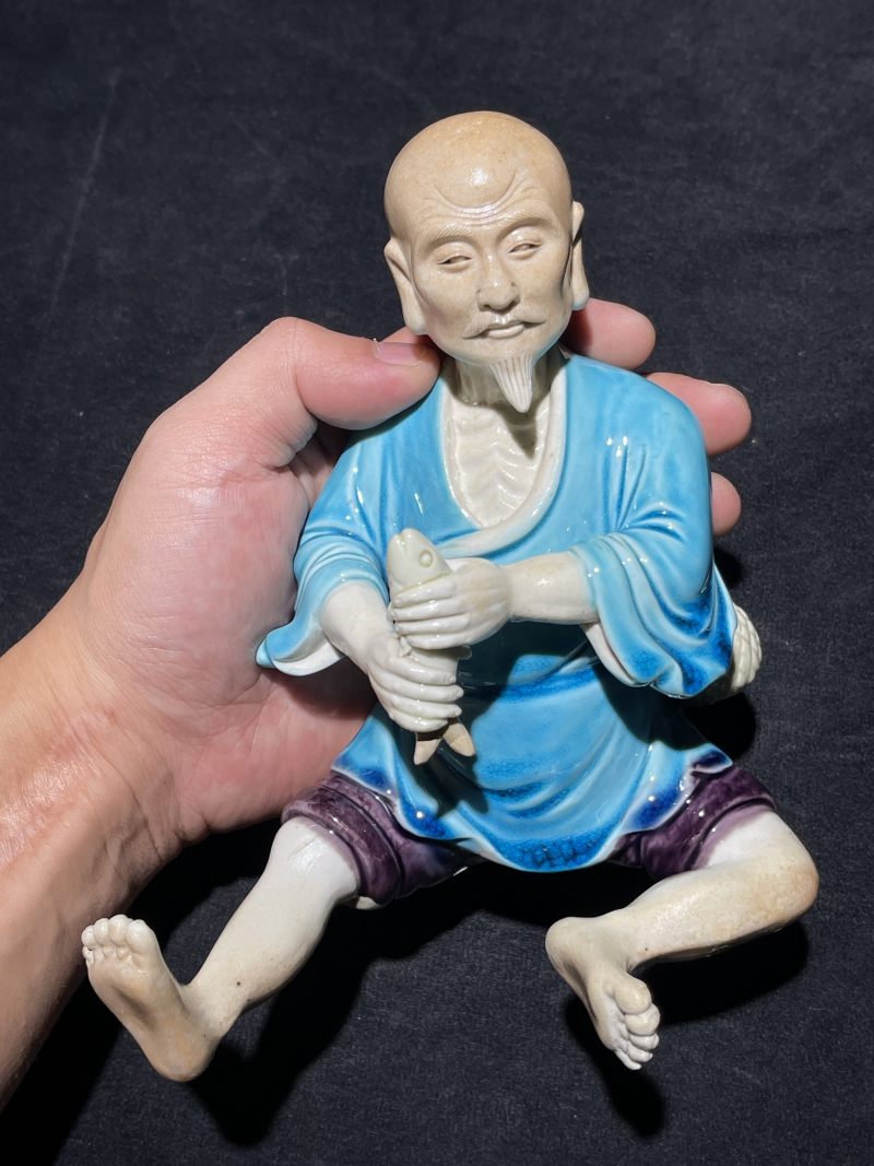 清乾隆 孔雀蓝釉渔翁得利瓷塑 - 图3