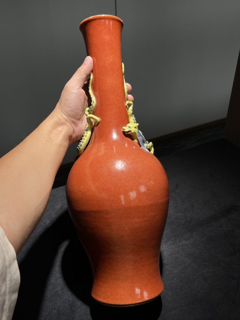 清中期 珊瑚红釉堆塑螭龙纹大瓶 - 图4