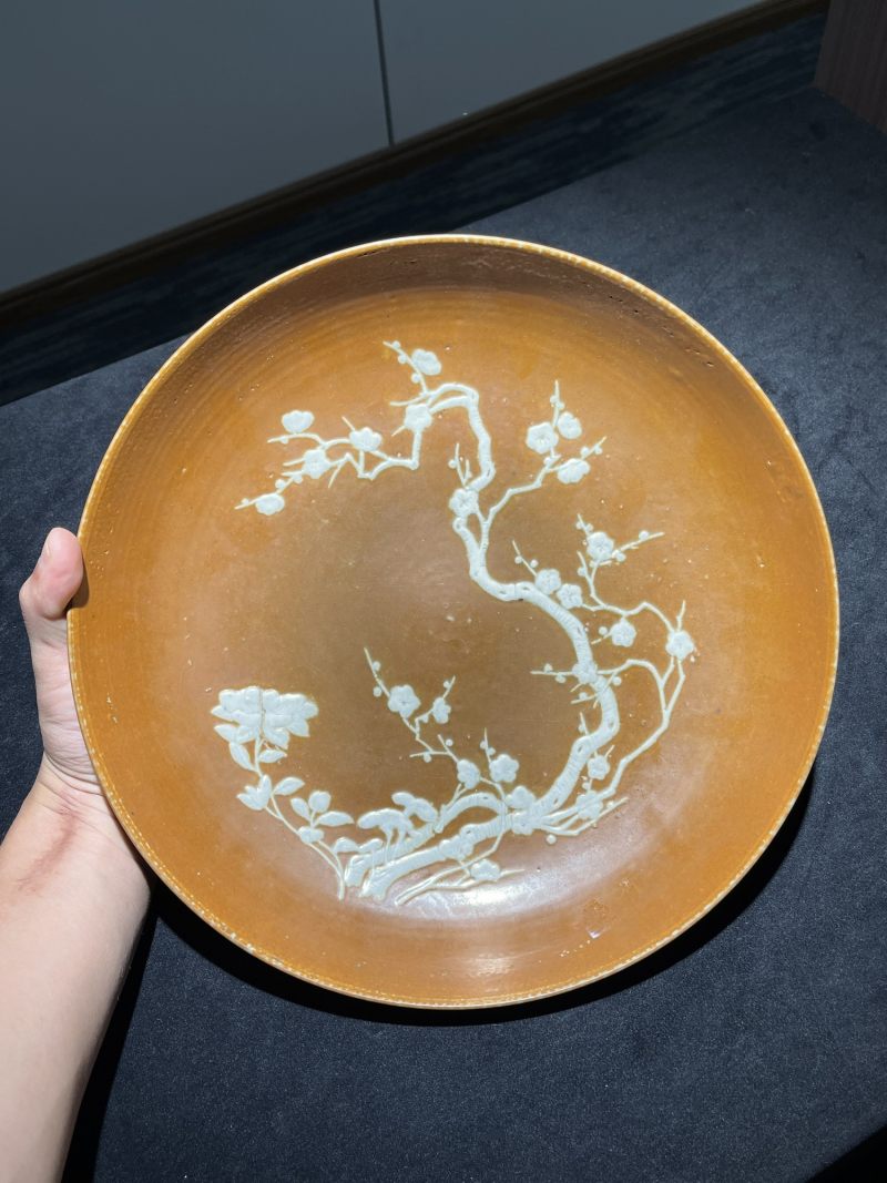 清早期 紫金釉堆白梅花纹大盘 - 图2