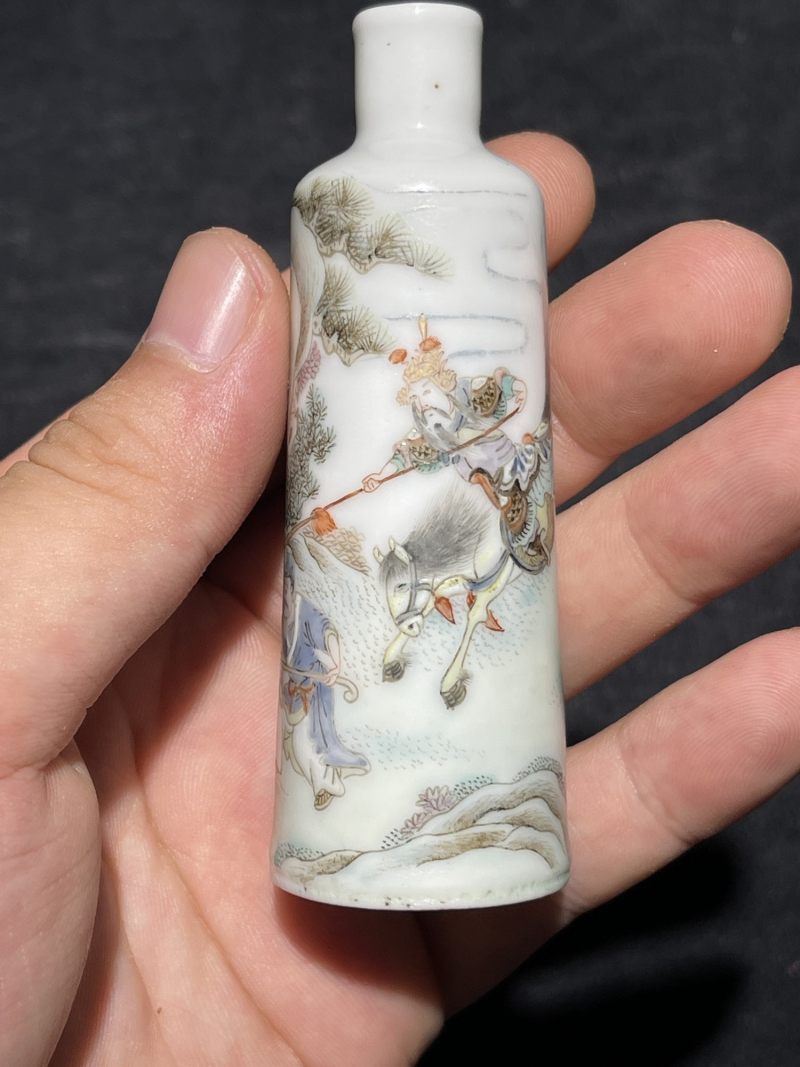 清乾隆 粉彩人物故事纹鼻烟壶 - 图3