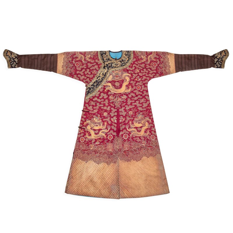 清晚期 紅地緞綉金綫龍紋袍 | A BURGUNDY-GROUND GOLD-THREAD EMBROIDERED 'NINE DRAGONS' ROBE - 图1