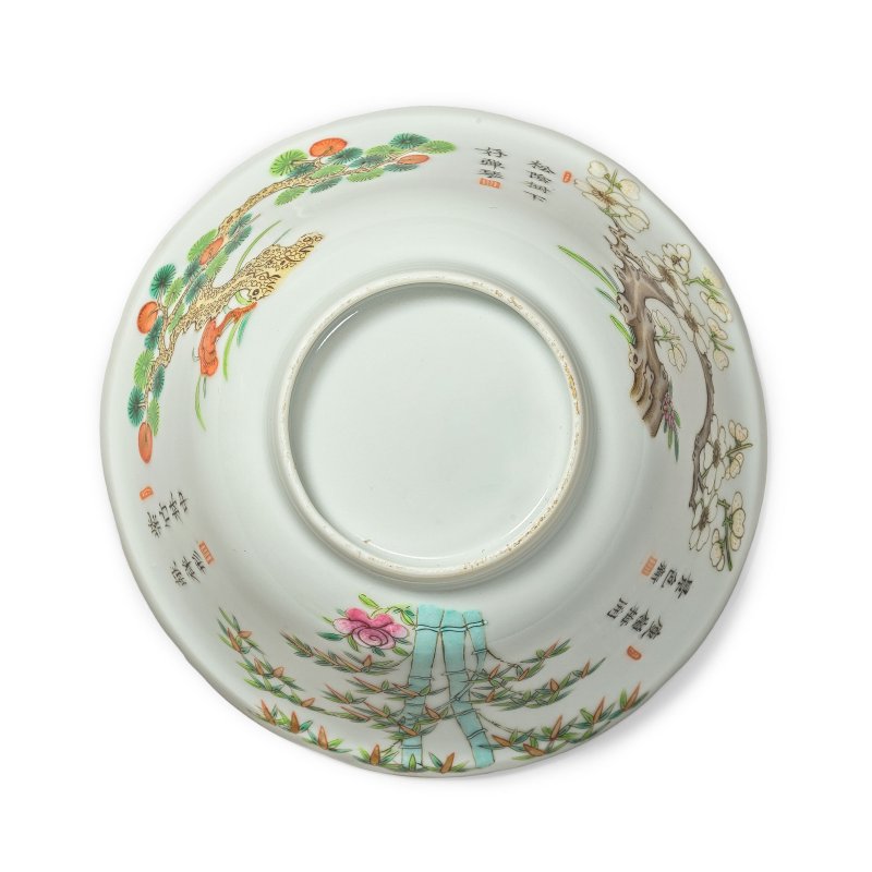 清晚期 粉彩描金歲寒三友紋蓋盌 | A FAMILLE ROSE AND GILT-DECORATED 'THREE FRIENDS' BOWL AND COVER - 图4
