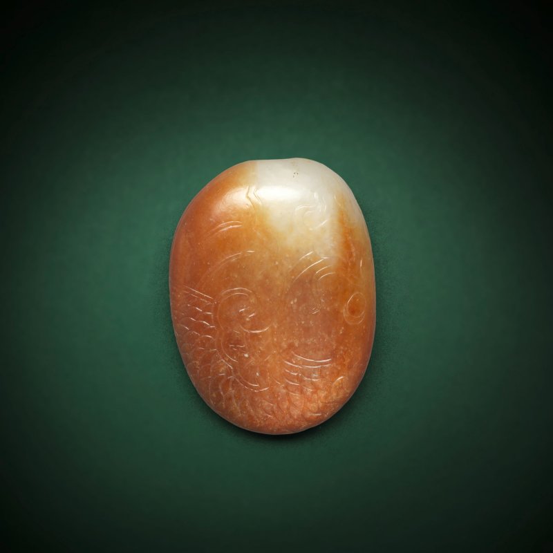 清 白褐玉雕鯉魚躍龍門鼻烟壺 | AN INCISED WHITE AND RUSSET JADE 'LEAPING CARP' SNUFF BOTTLE - 图2