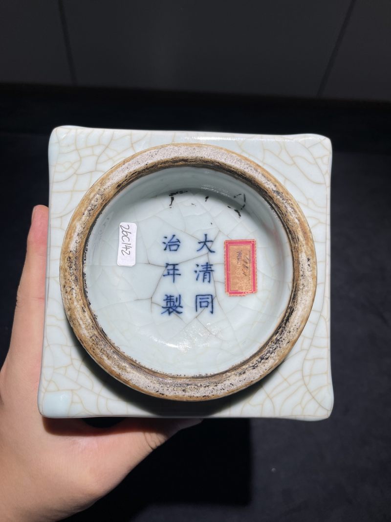 清同治 仿官釉八卦琮式瓶 - 图10