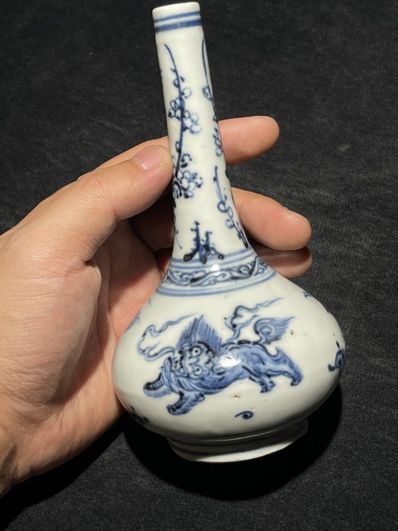 明成化 青花狮子纹长颈瓶 - 图4