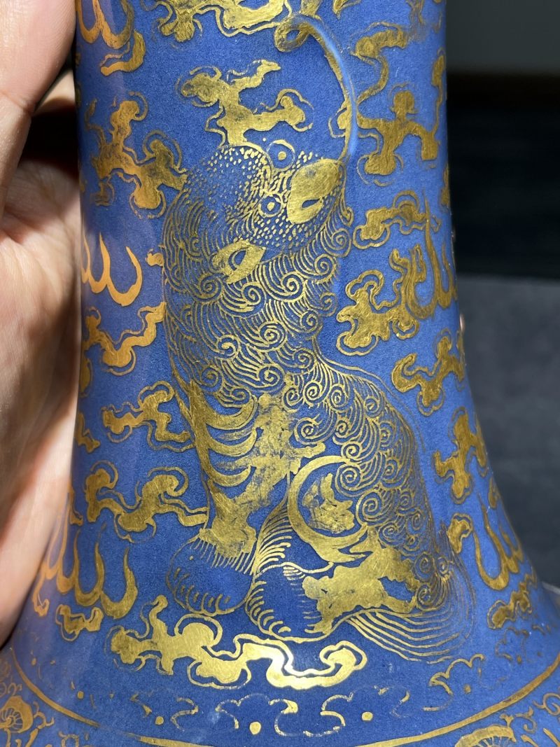 清光绪 祭蓝描金浮雕狮子绣球纹赏瓶 - 图9