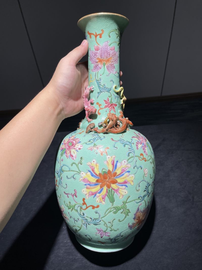 清乾隆 绿地轧道洋彩花卉纹瓶 - 图4