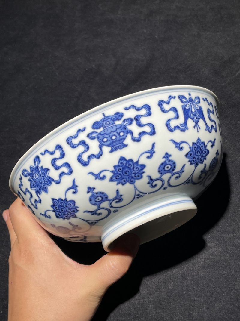 清乾隆 青花莲托八宝纹大碗 - 图4