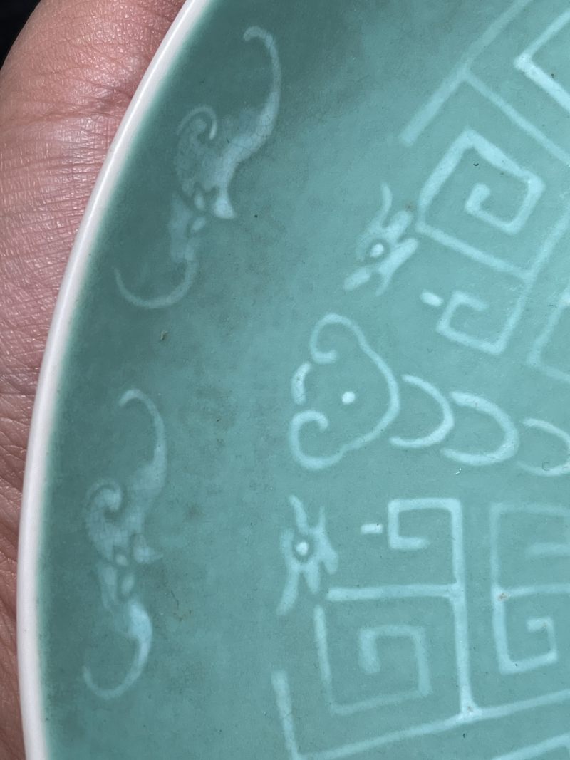 清嘉庆 松石绿地堆白螭龙纹大盘一对 - 图4