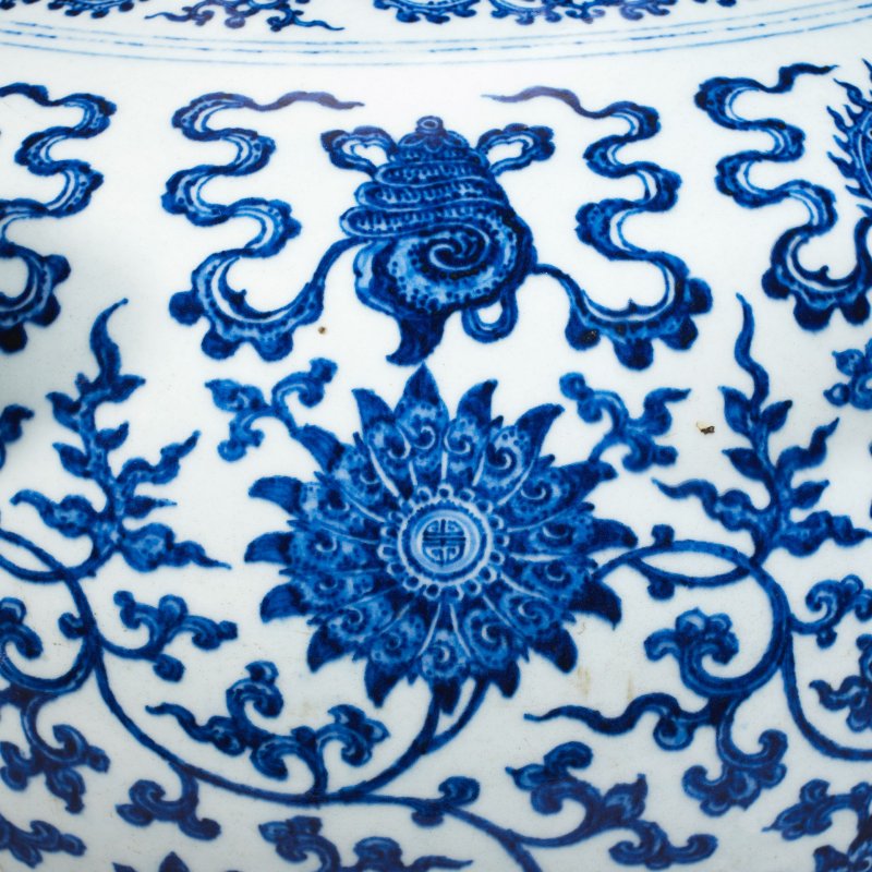 清乾隆 青花纏枝蓮八吉祥紋鋪首耳壺 | A VERY RARE LARGE IMPERIAL MING-STYLE BLUE AND WHITE 'BAJIXIANG' VASE, HU - 图10