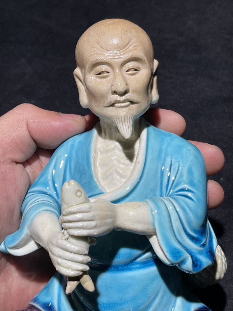 清乾隆 孔雀蓝釉渔翁得利瓷塑 - 图4