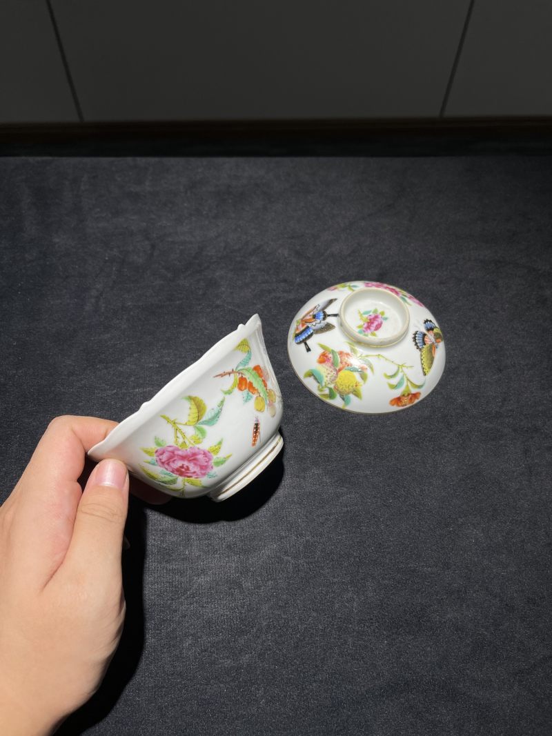 清中期 粉彩蝶恋花纹盖碗一对 - 图2