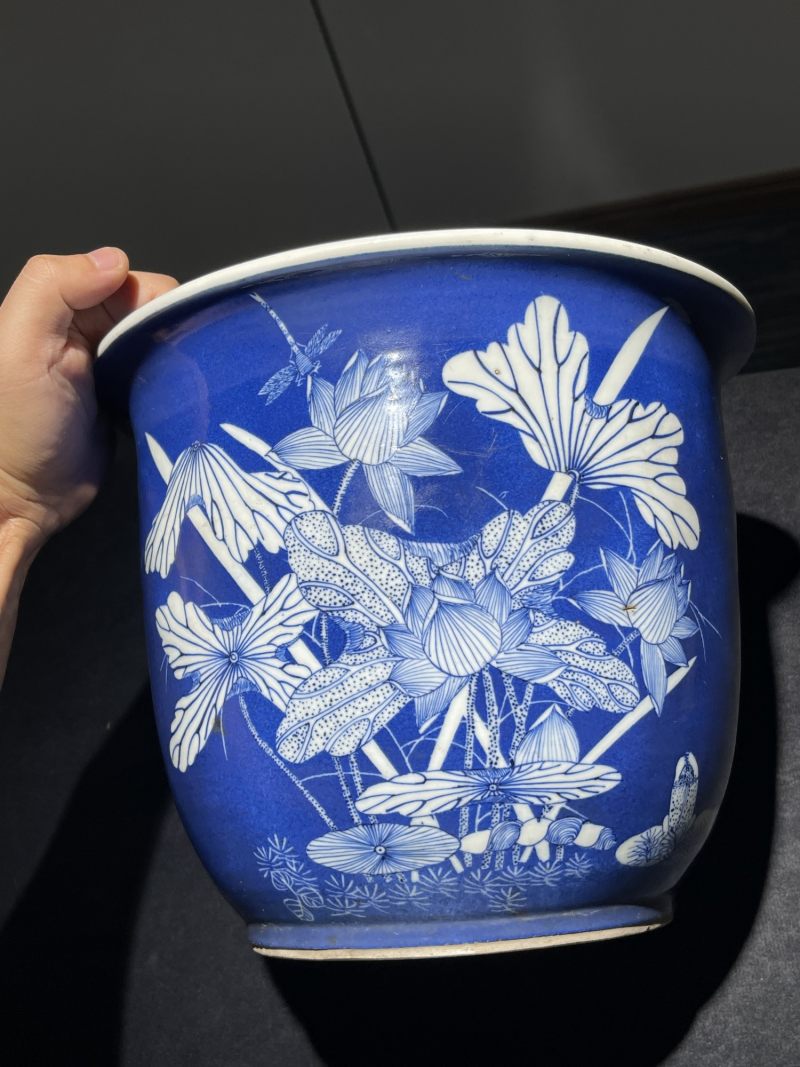 清晚期 洒蓝留白荷塘月色纹花盆 - 图5