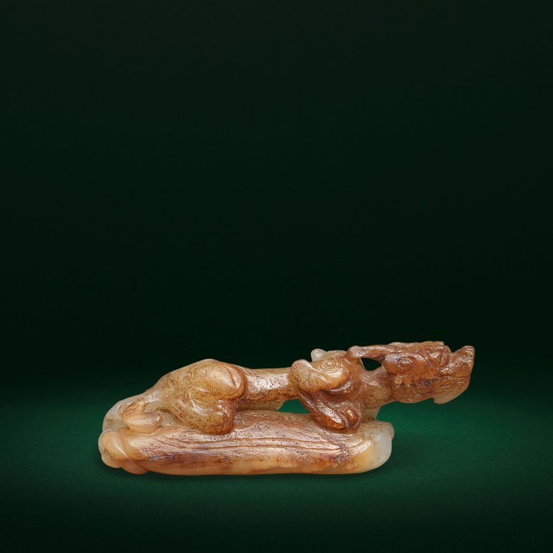 宋/元 玉辟邪 | A RARE PALE GREEN AND RUSSET JADE CARVING OF A BIXIE - 图6