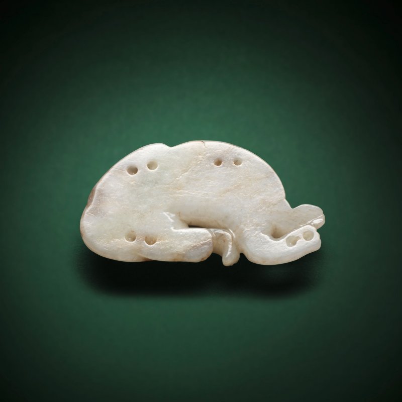 元/明 玉虎 | A RARE PALE GREEN AND RUSSET JADE 'TIGER' CARVING - 图4