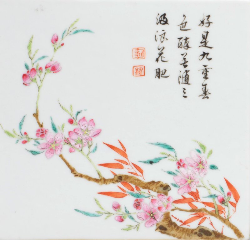 清乾隆 粉彩詩文花卉四方茶葉罐一對 | A PAIR OF EXCEPTIONALLY RARE 'TANG YING' FAMILLE ROSE TEA CADDIES - 图3