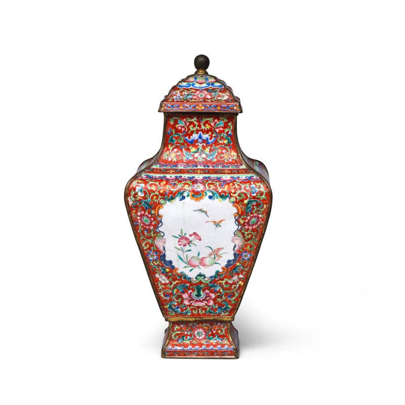清乾隆 銅胎畫琺琅花卉紋四方蓋罐 | A RARE IMPERIAL-TRIBUTE RUBY-GROUND PAINTED ENAMEL VASE AND COVER, HU - 图4
