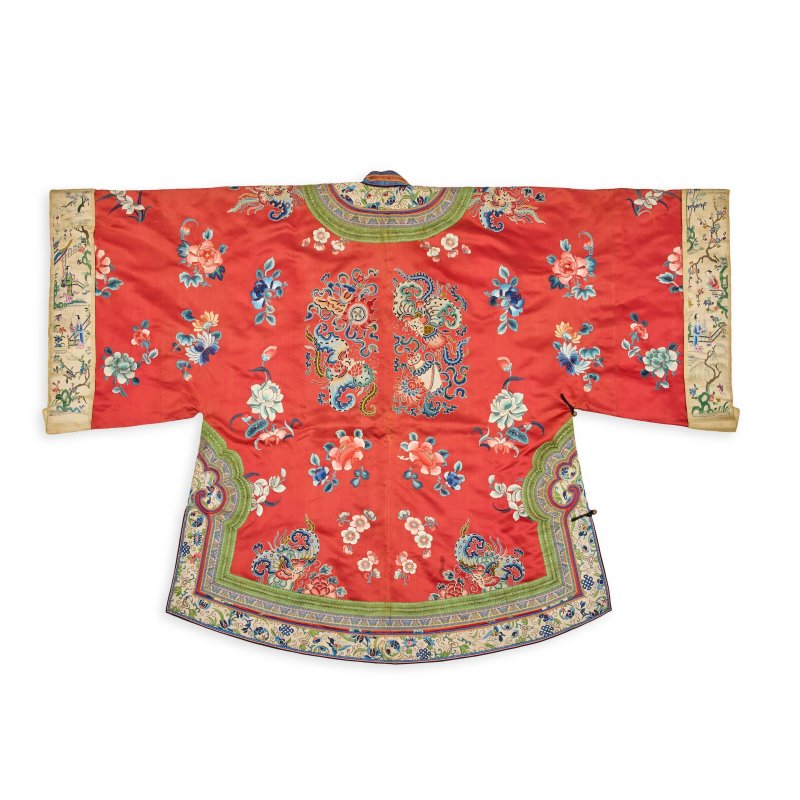 清晚期 珊瑚紅地緞綉花卉紋襟襖 | A CORAL-RED GROUND SILK EMBROIDERED LADY'S JACKET - 图2