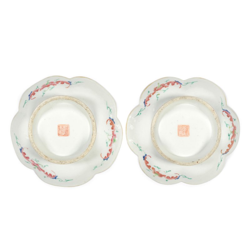 清同治 粉彩無雙譜高祖盌一對 | A PAIR OF 'WU SHUANG PU' STEM BOWLS - 图2