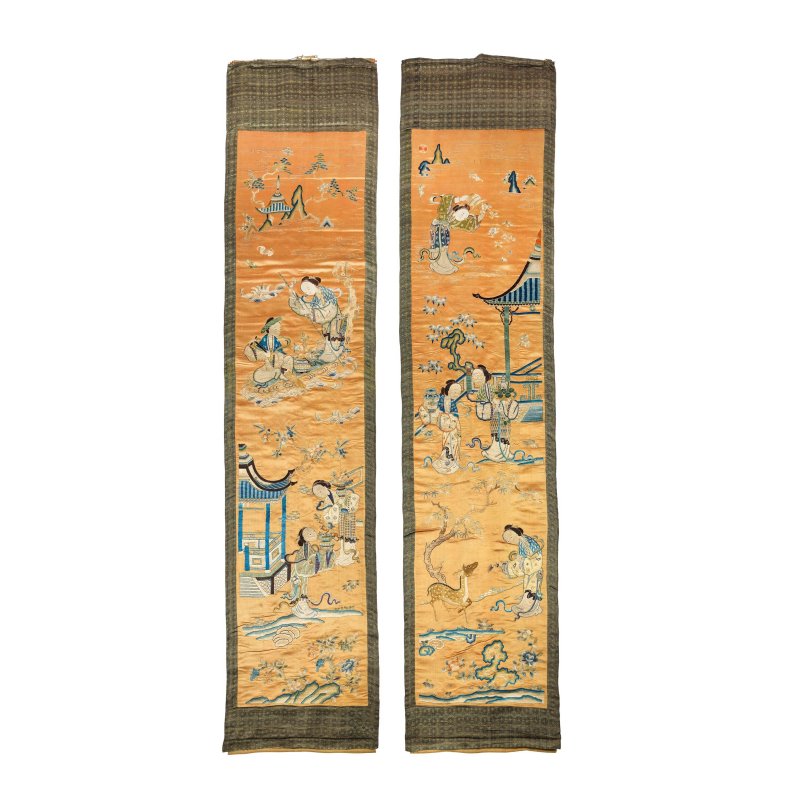 十九世紀 杏地仕女圖挂屏一對 | A PAIR OF FINE APRICOT-GROUND SILK EMBROIDERED 'LADIES' PANELS - 图2