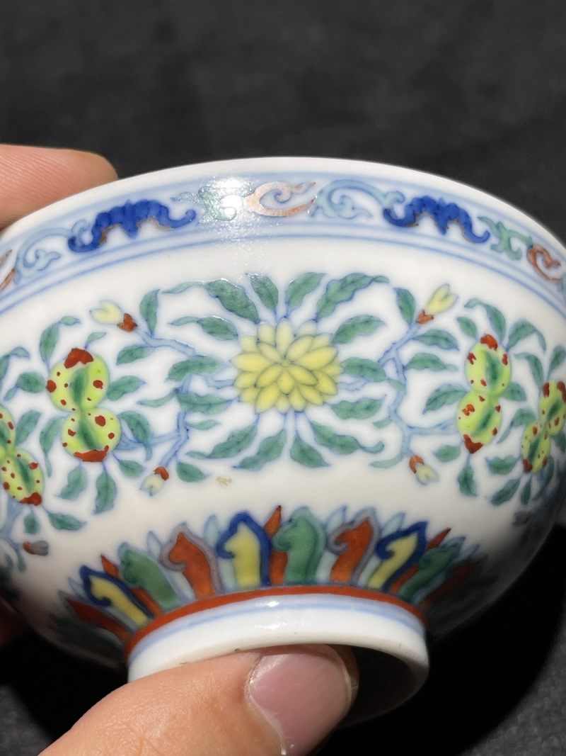 清雍正 斗彩缠枝花果纹小杯 - 图8