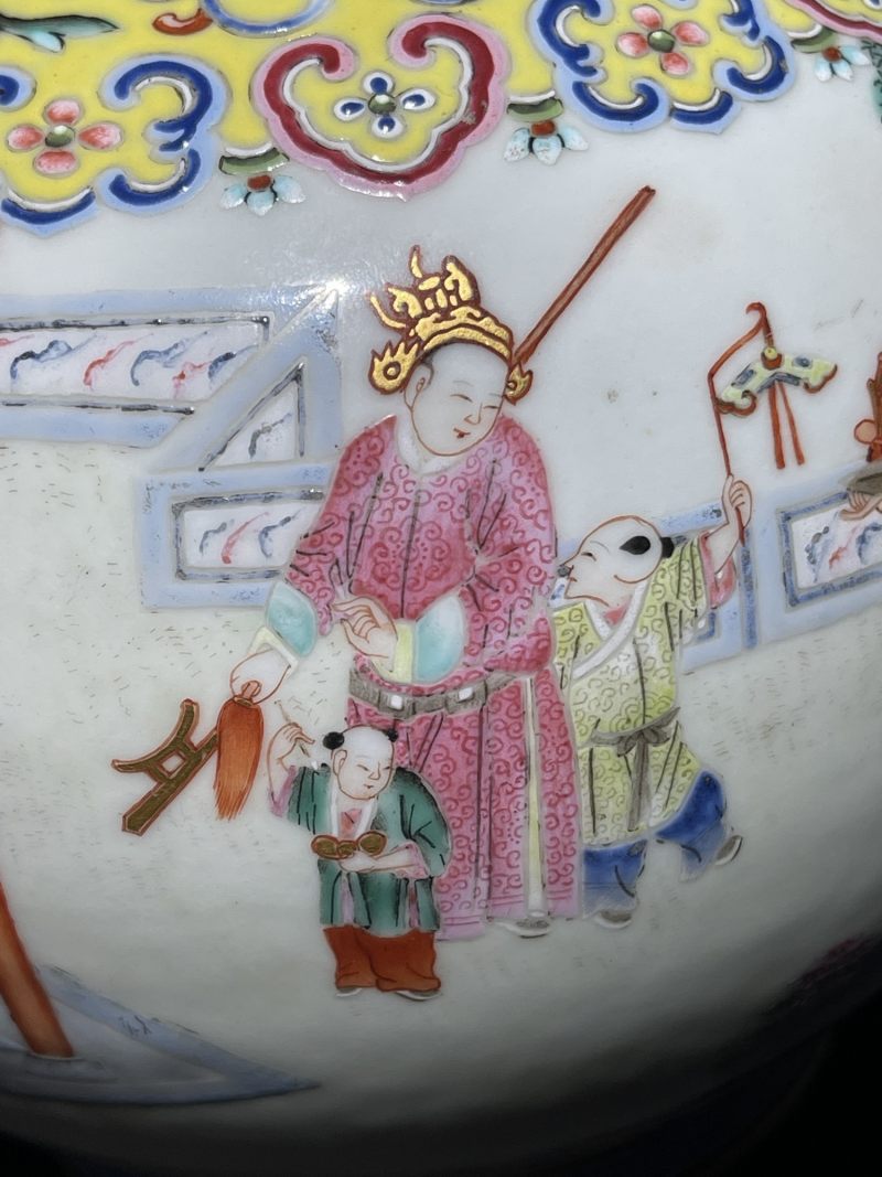 清嘉庆 洋彩婴戏纹双耳瓶 - 图6