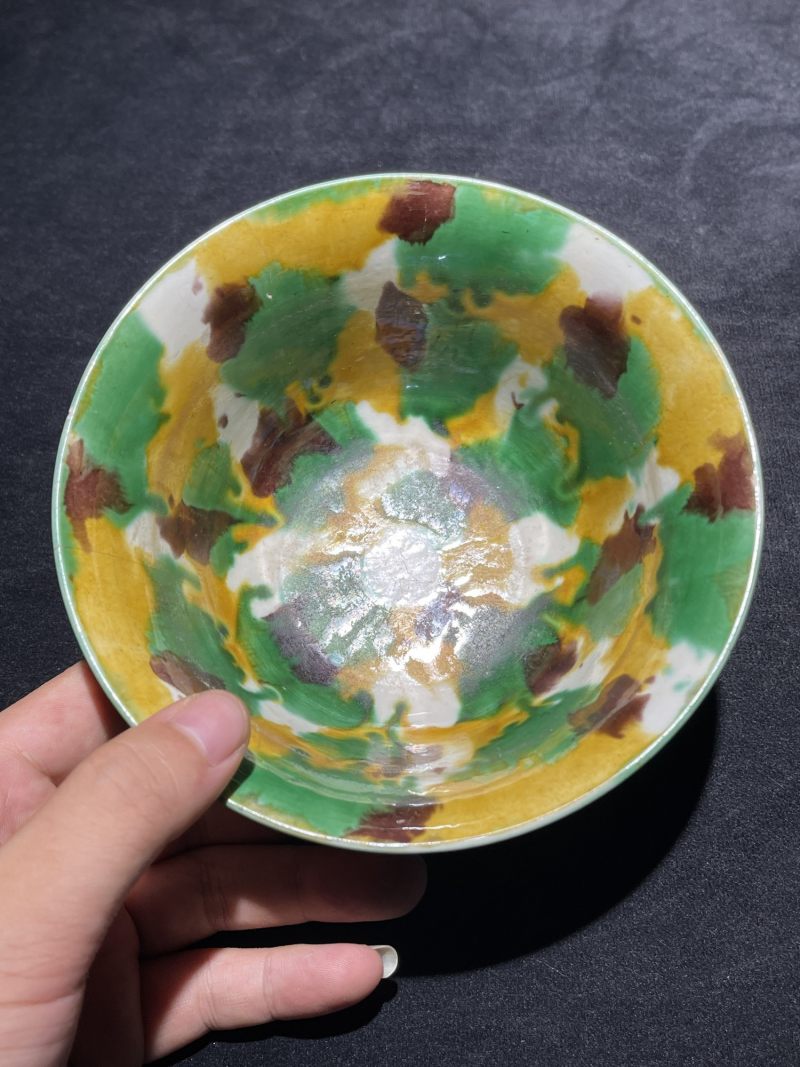 清早期 虎皮三彩碗、金地赭彩人物纹杯 - 图12