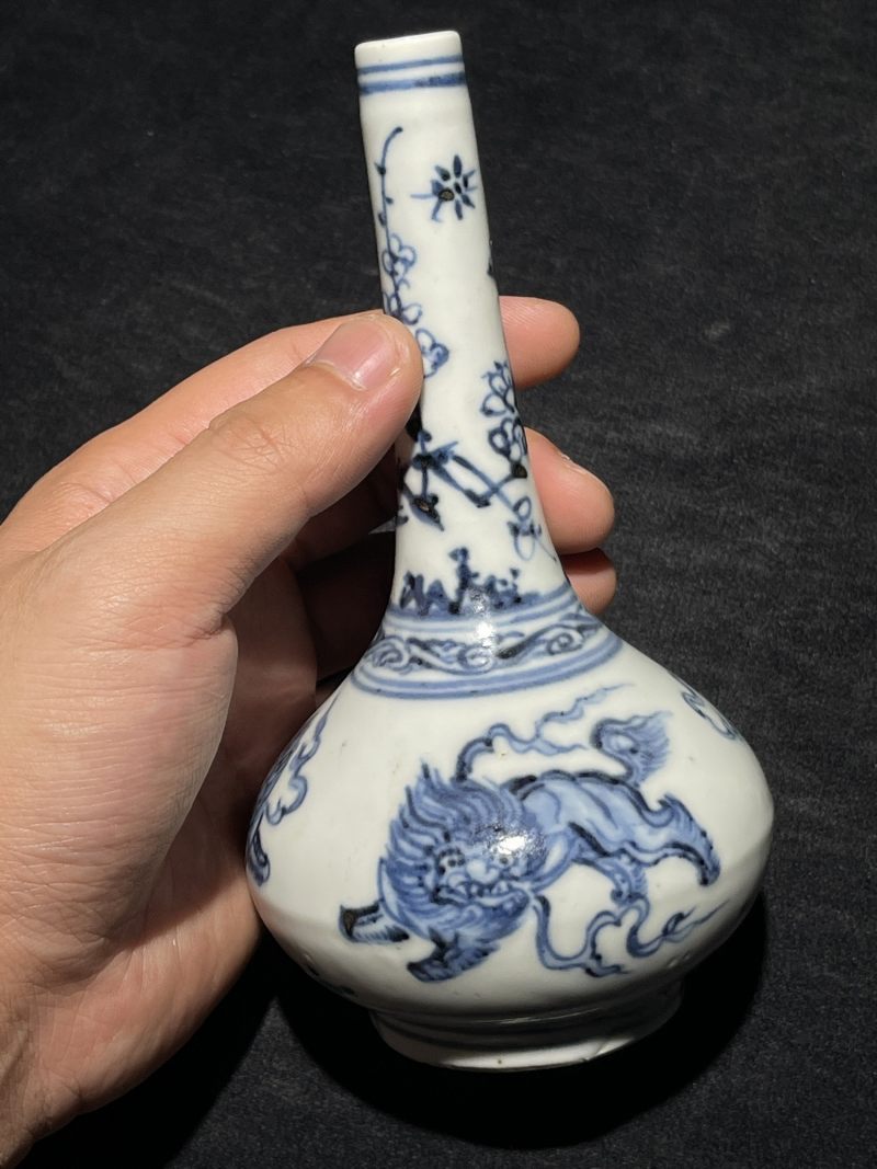 明成化 青花狮子纹长颈瓶 - 图5