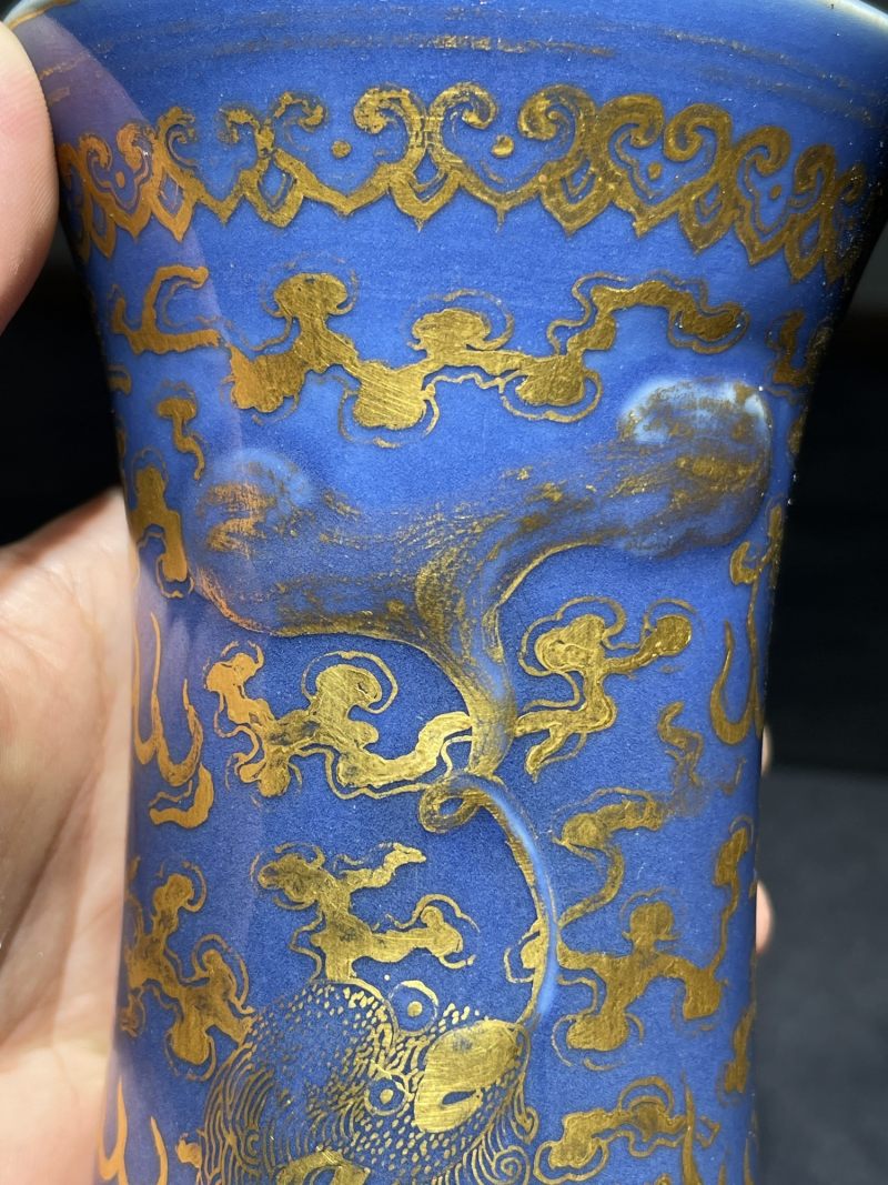 清光绪 祭蓝描金浮雕狮子绣球纹赏瓶 - 图10