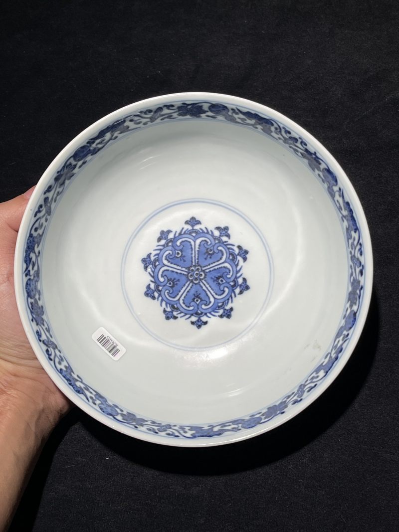 清乾隆 青花莲托八宝纹大碗 - 图5
