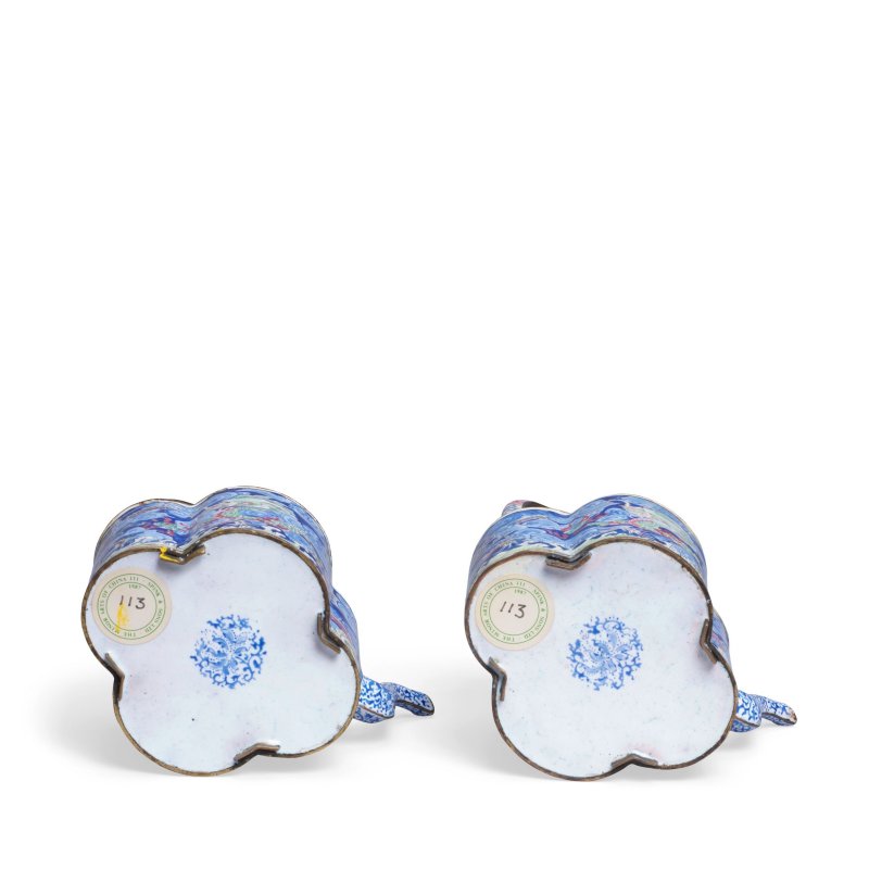 十八世紀 銅胎畫琺琅龍紋四曲提梁壺一對 | A PAIR OF PAINTED ENAMEL 'DRAGON' WINE POTS AND COVERS - 图4