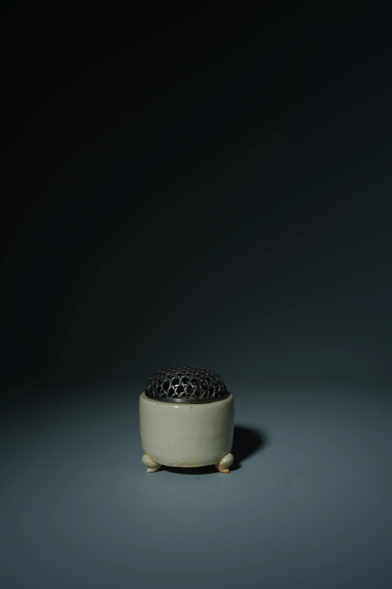 白瓷三足筒炉