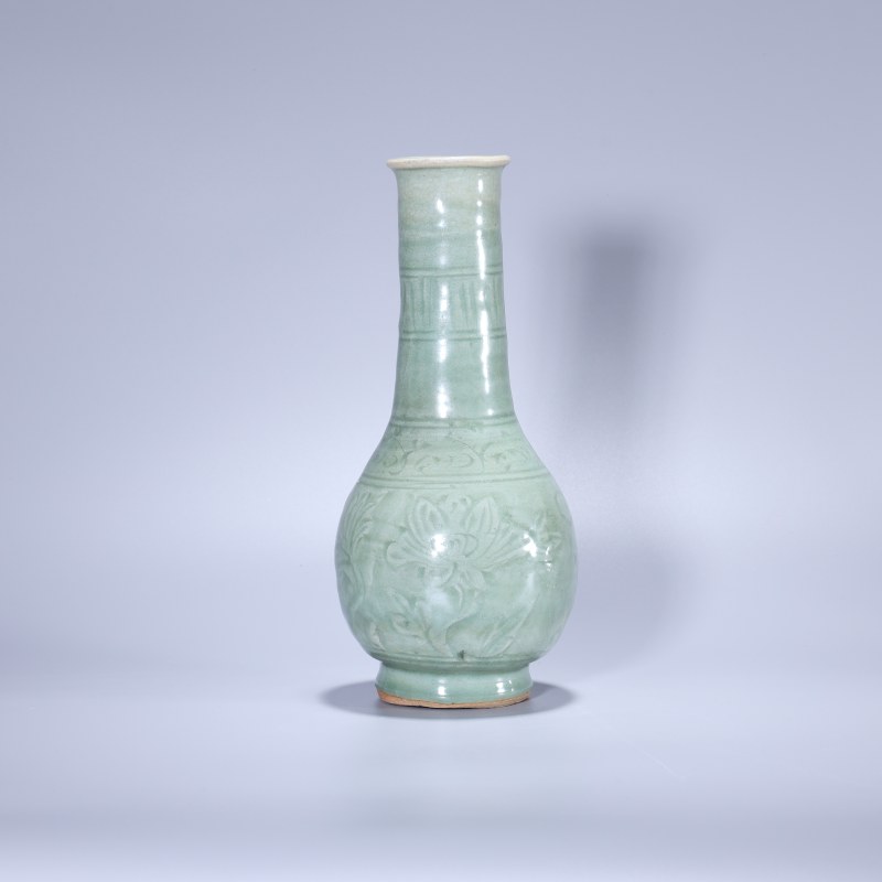 明代 龙泉窑青釉莲纹胆瓶