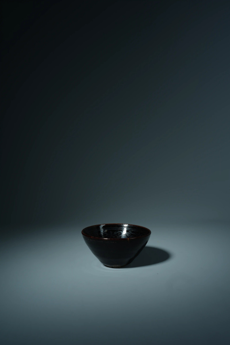 吉州窑黑釉描银宝相花不倒翁盏 - 图1