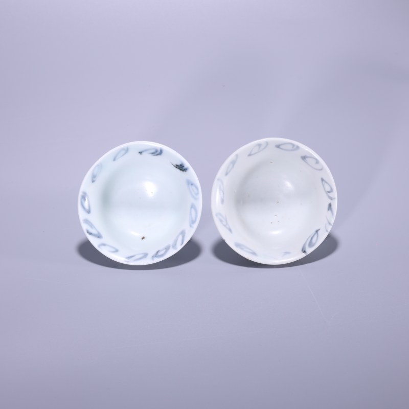 明代 青花缠枝花卉纹杯一对 - 图2