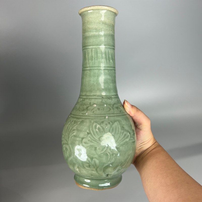明代 龙泉窑青釉莲纹胆瓶 - 图5