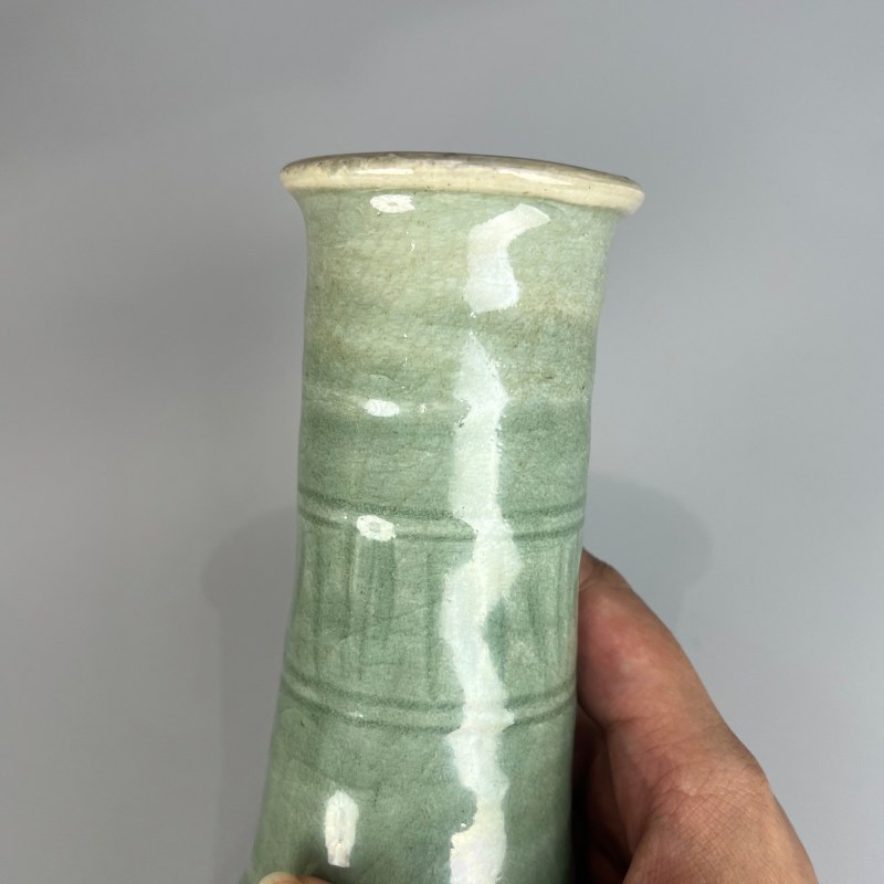 明代 龙泉窑青釉莲纹胆瓶 - 图6