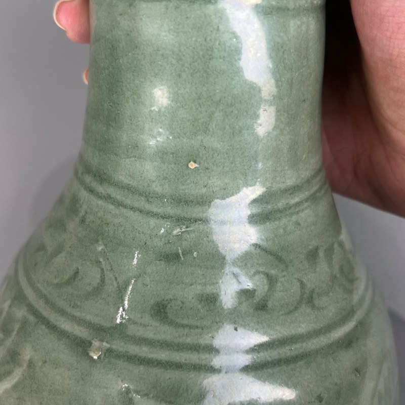 明代 龙泉窑青釉莲纹胆瓶 - 图7