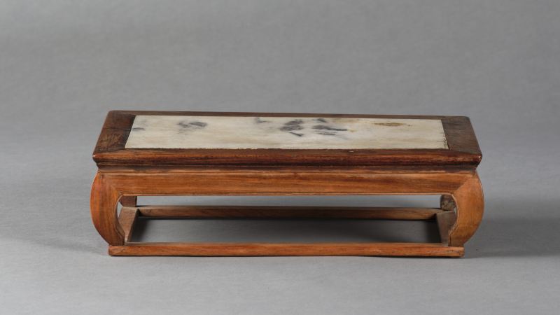 清 黄花梨翘头案上几、黄花梨云石面案上几、硬木云石圆腿案上几 - 图9