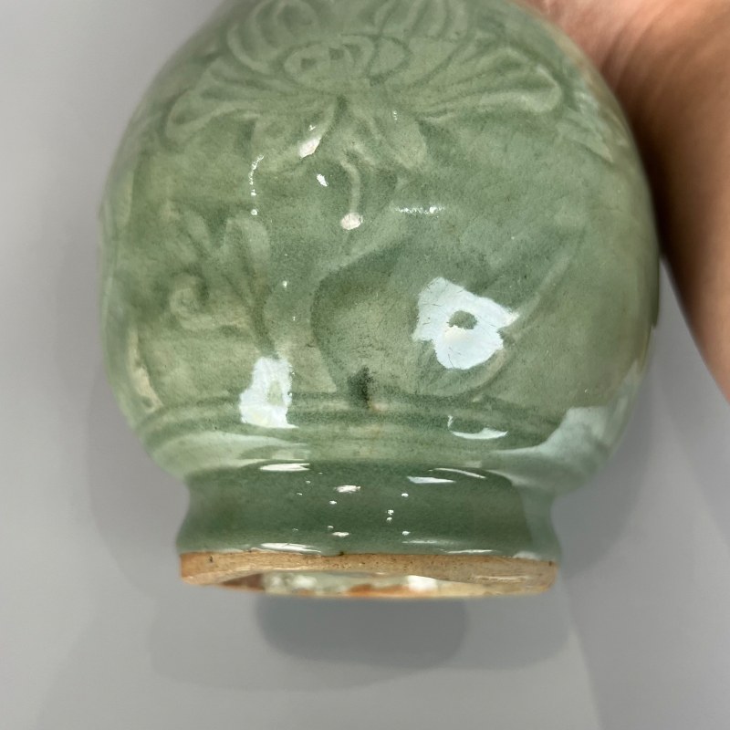 明代 龙泉窑青釉莲纹胆瓶 - 图11
