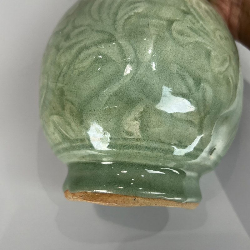 明代 龙泉窑青釉莲纹胆瓶 - 图12
