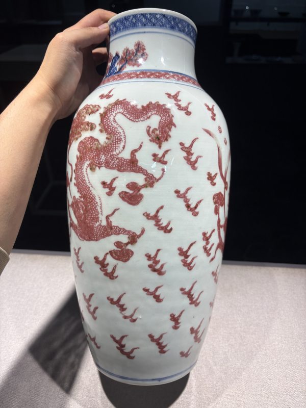 清乾隆 青花釉里红龙纹瓶 - 图4