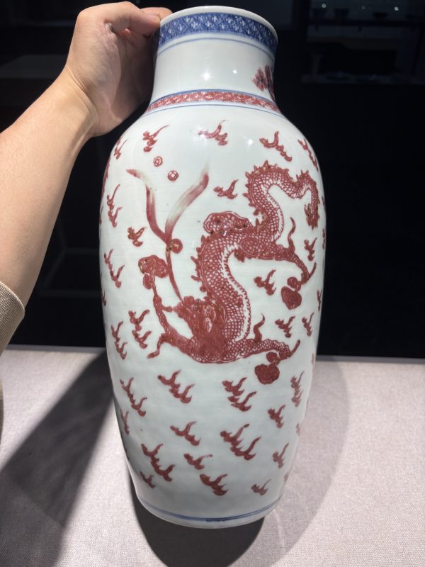 清乾隆 青花釉里红龙纹瓶 - 图5