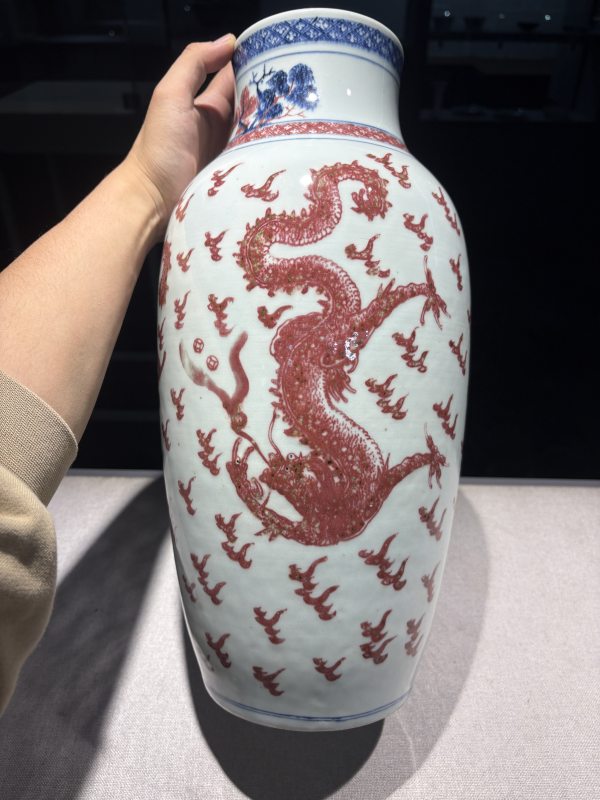 清乾隆 青花釉里红龙纹瓶 - 图6