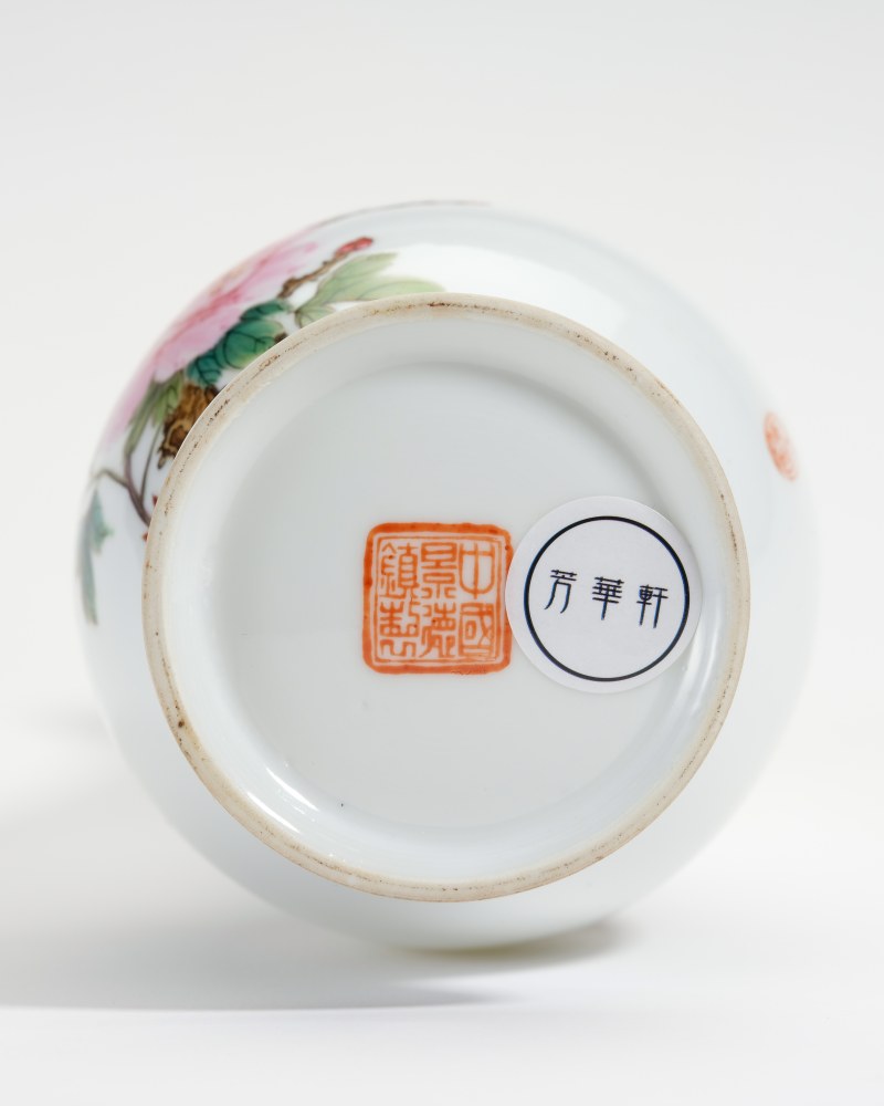 1982年 黄周生粉彩牡丹图瓶 - 图5