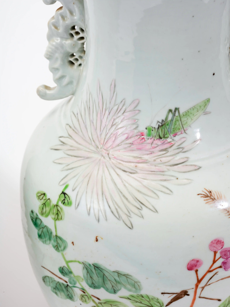 晚清 金品卿浅绛花鸟蝠耳瓶一对 - 图9