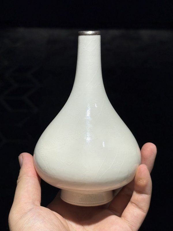 清早期 甜白釉暗刻龙纹甘露瓶 - 图4